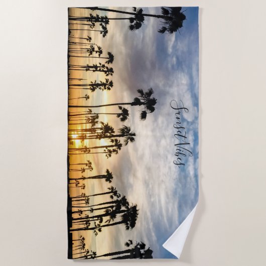 青と黄色の曇りヤシの木の夕日 ビーチタオル (正面)