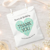 青と黄色の格子状ハートキッド誕生日 フェイバーバッグ (クリップ留めされた状態)