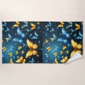 青と黄色の蝶飛んでいるは ビーチタオル (正面)