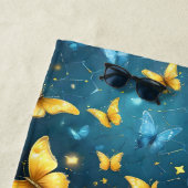 青と黄色の蝶飛んでいるは ビーチタオル (インサイチュ)