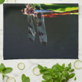 青と黒のトンボが緑と赤の草の上に キッチンタオル (折り畳み)