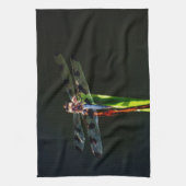 青と黒のトンボが緑と赤の草の上に キッチンタオル (縦)