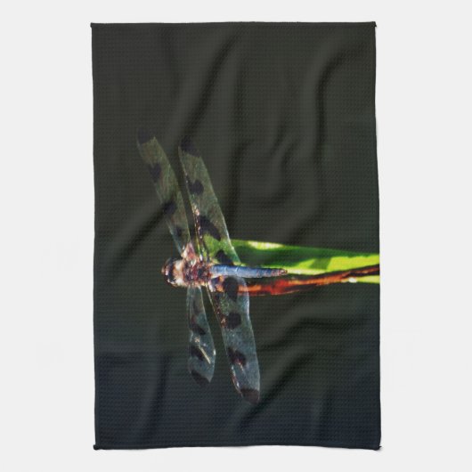 青と黒のトンボが緑と赤の草の上に キッチンタオル (縦)