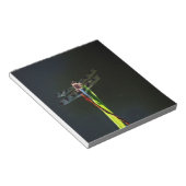 青と黒のトンボが緑と赤の草の上に ノートパッド (アングル)