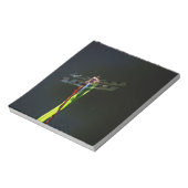 青と黒のトンボが緑と赤の草の上に ノートパッド (回転)