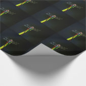 青と黒のトンボが緑と赤の草の上に ラッピングペーパー (角)