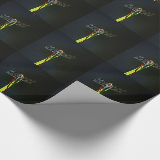 青と黒のトンボが緑と赤の草の上に ラッピングペーパー (角)