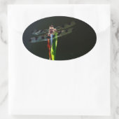 青と黒のトンボが緑と赤の草の上に 楕円形シール (バッグ)