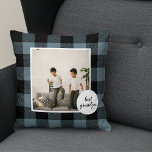 青と黒のプライドの最高のグランパの贈り物と写真 クッション<br><div class="desc">この青と黒の最高のPlaid Grandpaギフトはユニーク、あなたの祖父に対する感謝と愛を示すために思慮深く方法であります。フレームは、素朴で与え、素朴な布を作った、青と黒のplaid生地で作られています。「おじいちゃん最高の」という言葉ははっきりした、白い文字で生地に刺繍され、この贈り物は特別なおじいちゃん用に作られてい澄んる。おじいちゃんは誇らしげに自分の写真を表示し、何年も記憶を大切にすることができるだろうお気に入りの。全体的に、この青と黒の最高のPlaid Grandpaギフトは、あなたの祖父に何を意味するか示すに完璧な方法であり、彼を愛し感じて高く評価させる。</div>