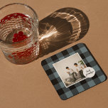 青と黒のプライドの最高のグランパの贈り物と写真 コースター<br><div class="desc">この青と黒の最高のPlaid Grandpaギフトはユニーク、あなたの祖父に対する感謝と愛を示すために思慮深く方法であります。フレームは、素朴で与え、素朴な布を作った、青と黒のplaid生地で作られています。「おじいちゃん最高の」という言葉ははっきりした、白い文字で生地に刺繍され、この贈り物は特別なおじいちゃん用に作られてい澄んる。おじいちゃんは誇らしげに自分の写真を表示し、何年も記憶を大切にすることができるだろうお気に入りの。全体的に、この青と黒の最高のPlaid Grandpaギフトは、あなたの祖父に何を意味するか示すに完璧な方法であり、彼を愛し感じて高く評価させる。</div>