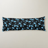 青と黒の繰り返しモチーフ |スカルパターン ボディピロー (裏面)