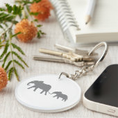 青によってステッチされるママおよびベビー象のキーホルダー キーホルダー (正面右)