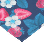 青にピンク色のイチゴ テーブルクロス (アングル)