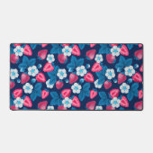 青にピンク色のイチゴ デスクマット (正面)