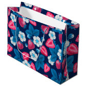 青にピンク色のイチゴ ラージペーパーバッグ (正面アングル)