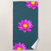 青にマゼンタのピンクの蓮の花 ビーチタオル (正面)