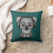 青のかわいいベビーのコアラDjの身に着けているヘッドホーン クッション (ブランケット)