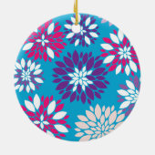 青のカスタムなモノグラムの紫色のピンクの白い花 セラミックオーナメント (裏面)