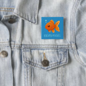青のカスタムネームと可愛い金魚のキャラクター 缶バッジ (インサイチュ)