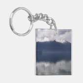 青のグラデーションの靄のかかったアラスカの海 キーホルダー (正面左)