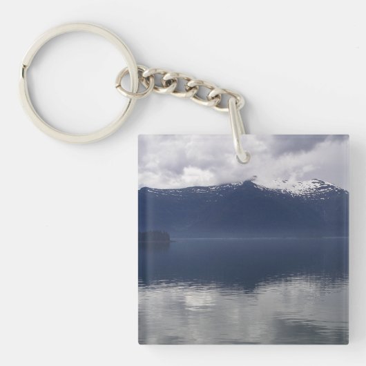 青のグラデーションの靄のかかったアラスカの海 キーホルダー (正面)