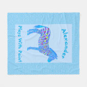 青のシマウマの点は居心地のよいペンキが付いている演劇を縞で飾ります フリースブランケット (正面(横))