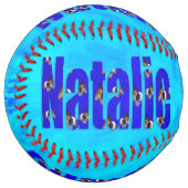 青のナタリーの名前のロゴ、 ソフトボール (正面左)