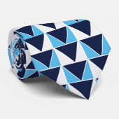 青のネイビーブルーの白い三角形の幾何学的 ネクタイ (ロール)