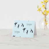 青のヨガポーズと文字パターン カード (黄色い花)