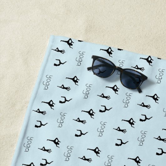 青のヨガポーズと文字パターン ビーチタオル (インサイチュ)