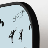 青のヨガポーズと文字パターン ピックルボールラケット (左詳細)