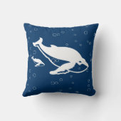 青の上にベビーと白いクジラ クッション (裏面)
