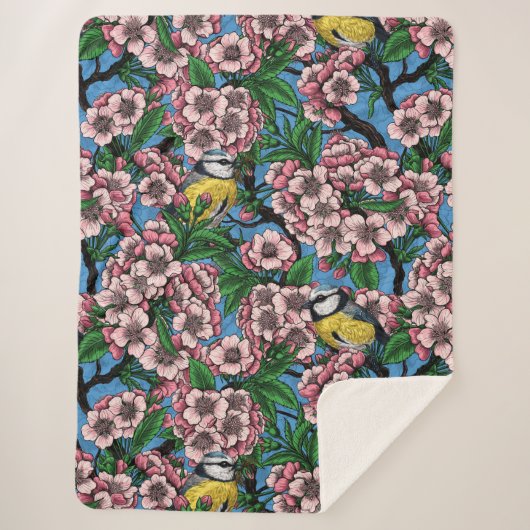 青の上に咲くさくらんぼの木の中の青いティットの鳥 シェルパブランケット (正面)