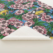 青の上に咲くさくらんぼの木の中の青いティットの鳥 シェルパブランケット (3/4)