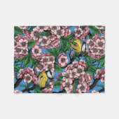 青の上に咲くさくらんぼの木の中の青いティットの鳥 フリースブランケット (正面(横))