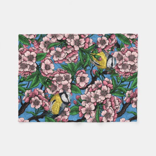 青の上に咲くさくらんぼの木の中の青いティットの鳥 フリースブランケット (正面(横))