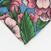 青の上に咲くさくらんぼの木の中の青いティットの鳥 フリースブランケット (角)