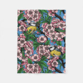 青の上に咲くさくらんぼの木の中の青いティットの鳥 フリースブランケット (正面)