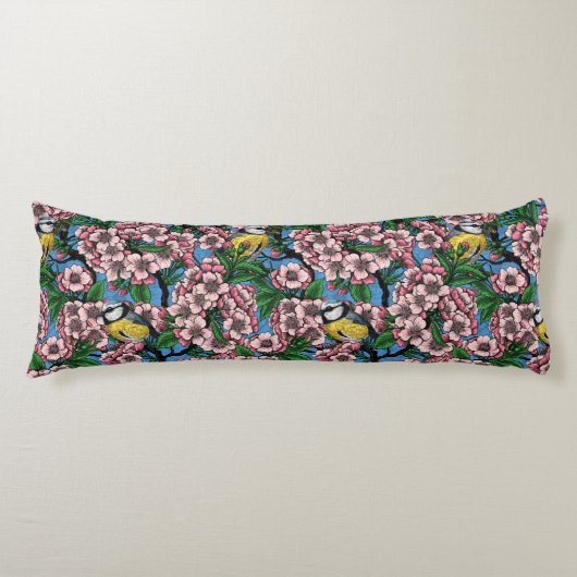 青の上に咲くさくらんぼの木の中の青いティットの鳥 ボディピロー (正面)