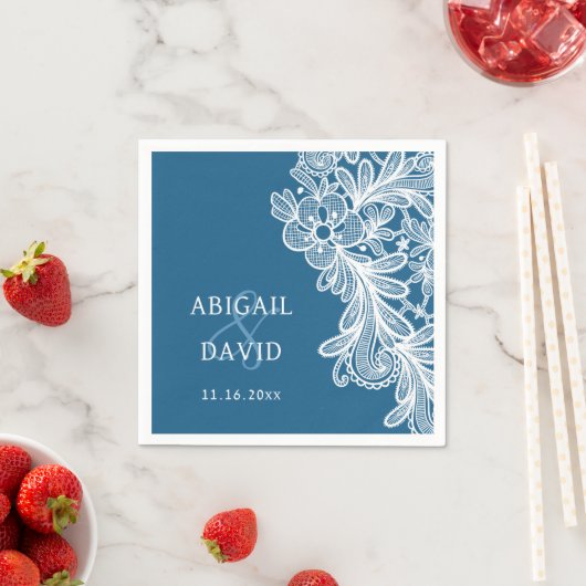 青の上の白結婚いレース スタンダードカクテルナプキン (インサイチュ)
