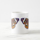 青の共通のバックアイズの蝶現実的な絵画 コーヒーマグカップ (中央)