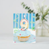 青の曇らされたケーキの第9誕生日の蝋燭 ポストカード (スタンド正面)