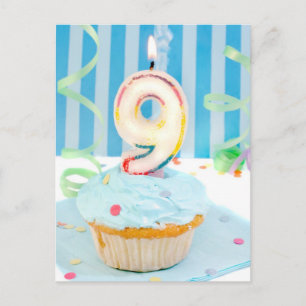 青の曇らされたケーキの第9誕生日の蝋燭 ポストカード