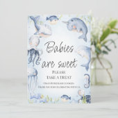 青の海の下に男の子の赤ちゃんシャワーテーブルサイン 招待状 (スタンド正面)