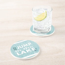 青の湖ののどが渇いた飲み物のコースターのジャンプは行きます コースター