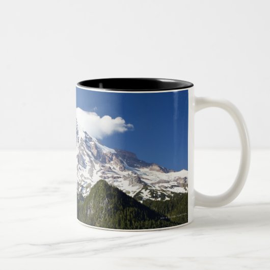 青の空及び森林が付いている雪によっておおわれる山 ツートーンマグカップ (右)