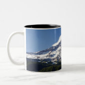 青の空及び森林が付いている雪によっておおわれる山 ツートーンマグカップ (左)