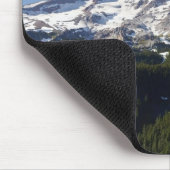 青の空及び森林が付いている雪によっておおわれる山 マウスパッド (コーナー)