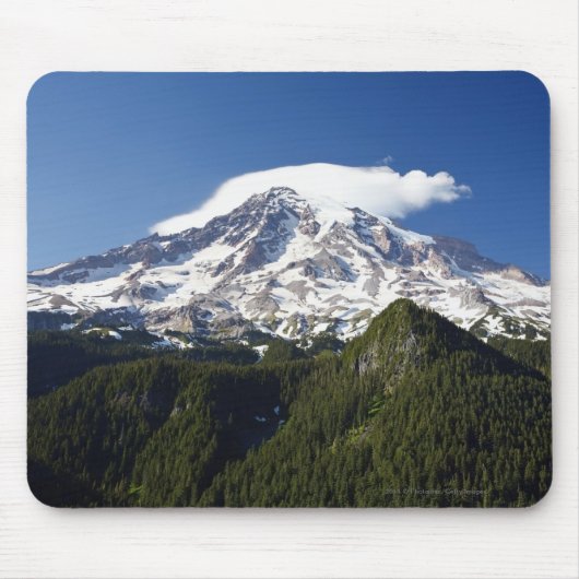 青の空及び森林が付いている雪によっておおわれる山 マウスパッド (正面)