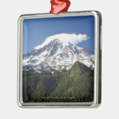 青の空及び森林が付いている雪によっておおわれる山 メタルオーナメント (左)